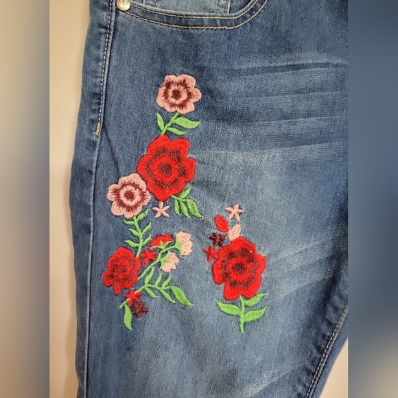 VIP Floral Embroidered Juniors Jeans Size 5/6 - Picture 3 of 6